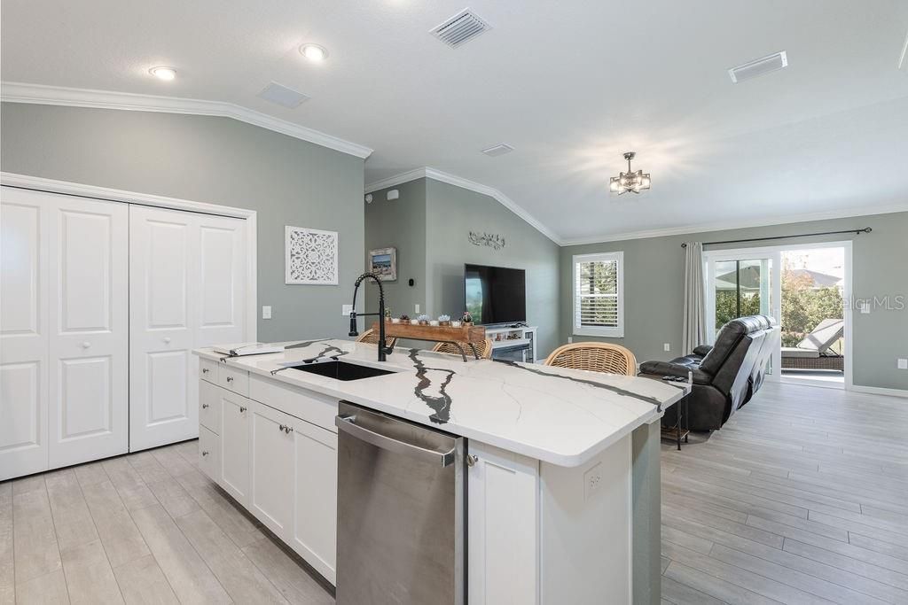 For Sale: $349,900 (2 beds, 2 baths, 1209 Square Feet)