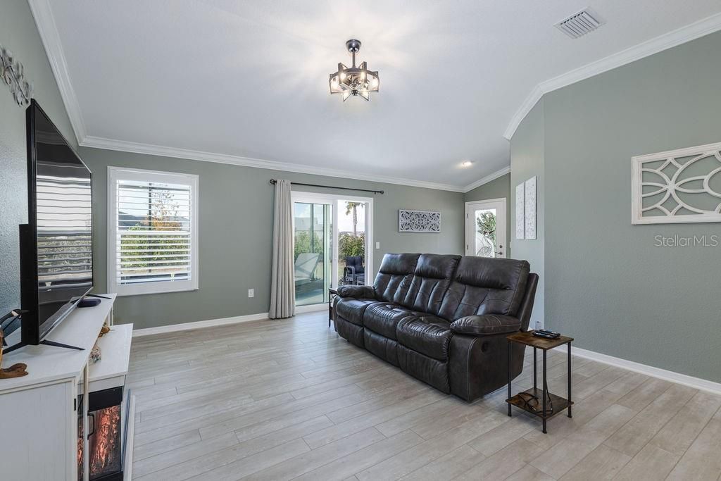 For Sale: $349,900 (2 beds, 2 baths, 1209 Square Feet)