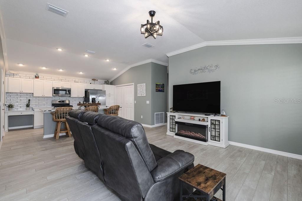 For Sale: $349,900 (2 beds, 2 baths, 1209 Square Feet)