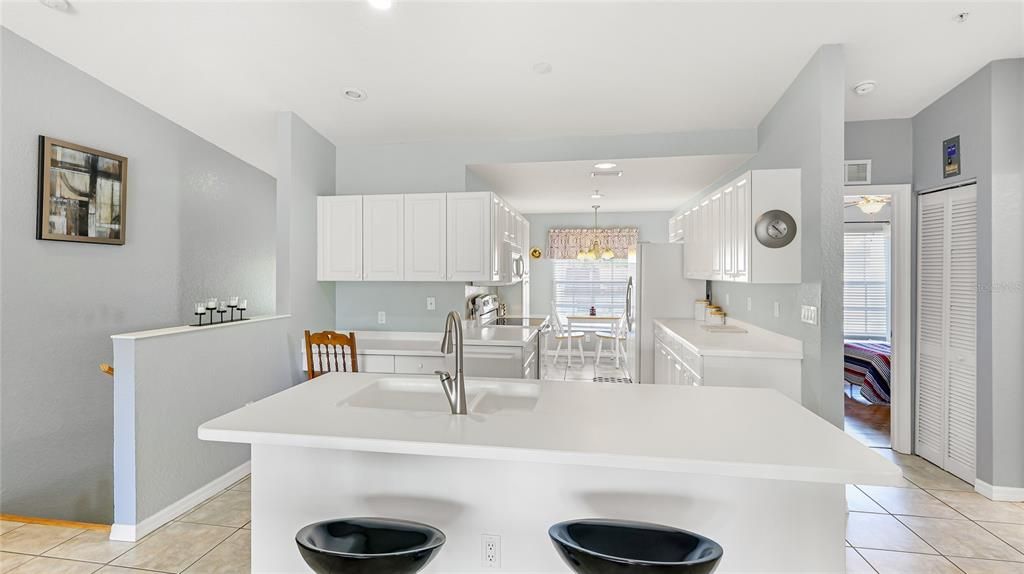 For Sale: $274,900 (2 beds, 2 baths, 1398 Square Feet)