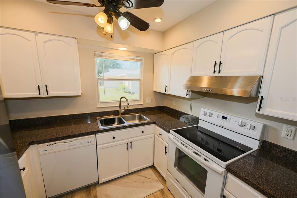 Active With Contract: $2,500 (3 beds, 2 baths, 1220 Square Feet)