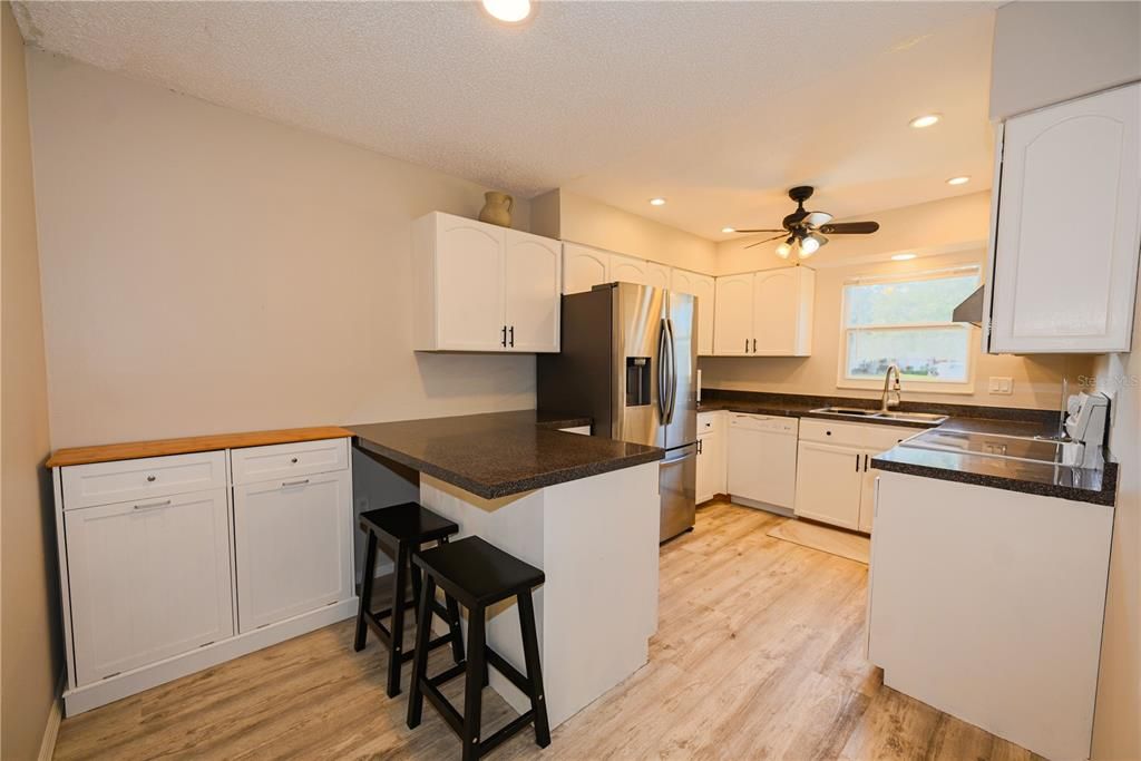 Active With Contract: $2,500 (3 beds, 2 baths, 1220 Square Feet)