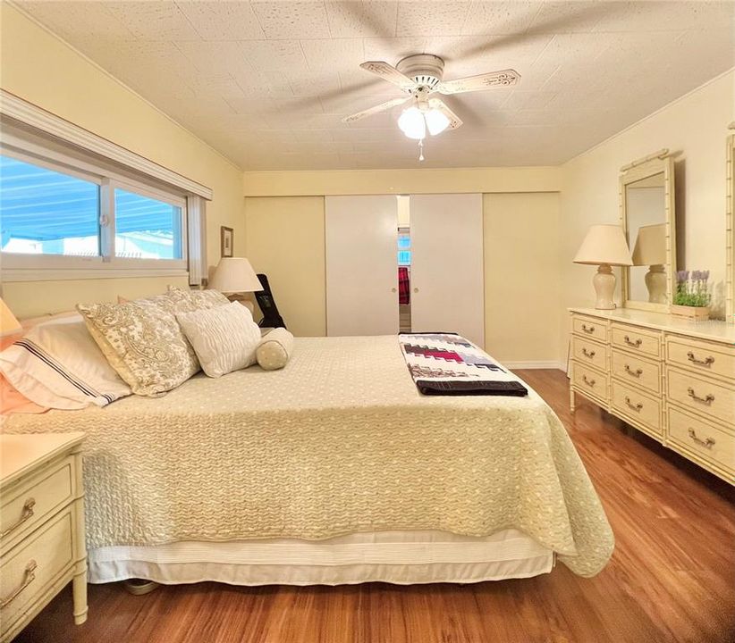 Active With Contract: $249,900 (2 beds, 2 baths, 1372 Square Feet)