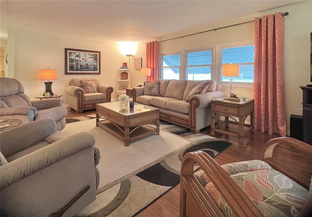 Active With Contract: $249,900 (2 beds, 2 baths, 1372 Square Feet)