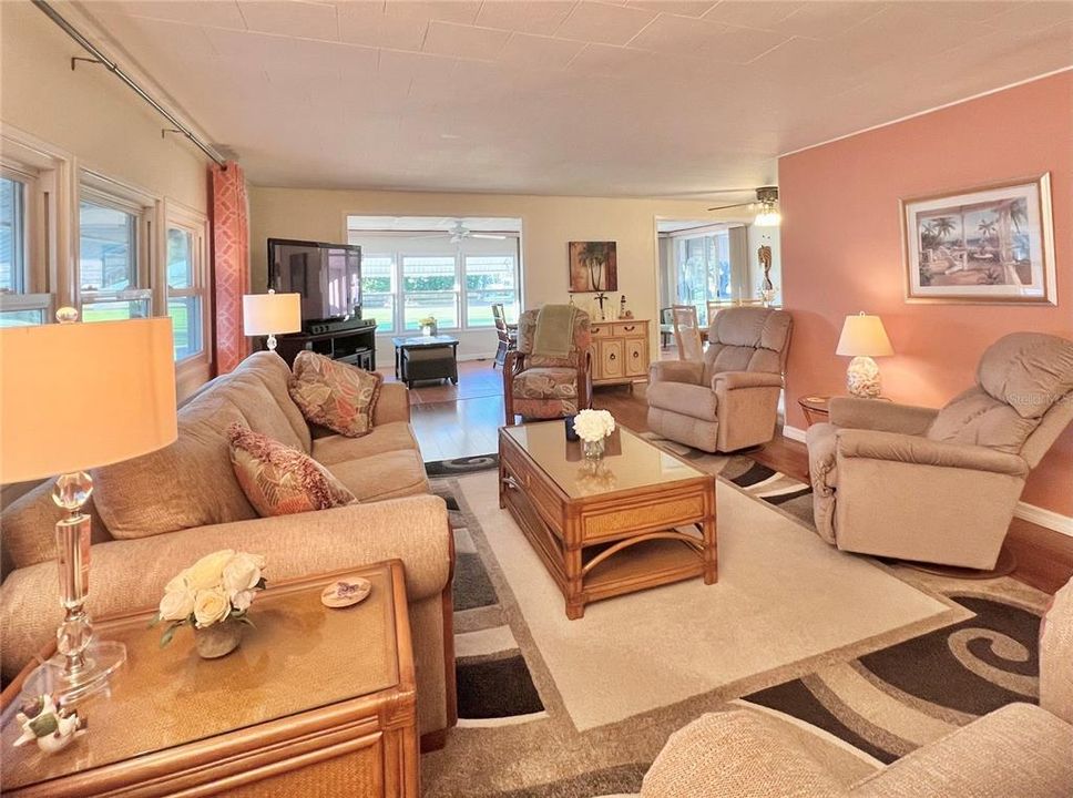 Active With Contract: $249,900 (2 beds, 2 baths, 1372 Square Feet)