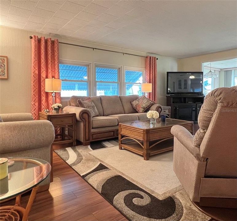 Active With Contract: $249,900 (2 beds, 2 baths, 1372 Square Feet)