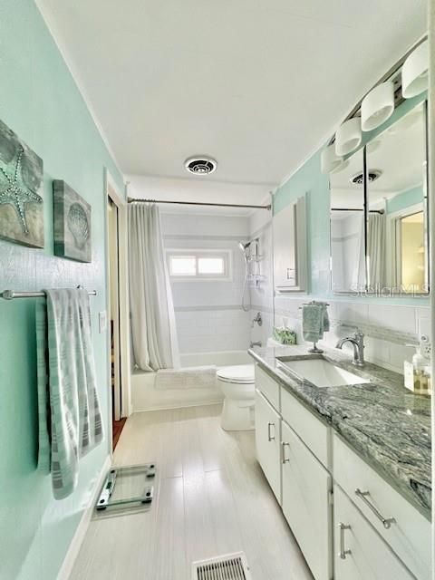 Active With Contract: $249,900 (2 beds, 2 baths, 1372 Square Feet)