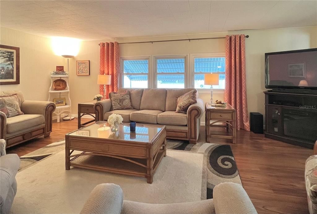 Active With Contract: $249,900 (2 beds, 2 baths, 1372 Square Feet)