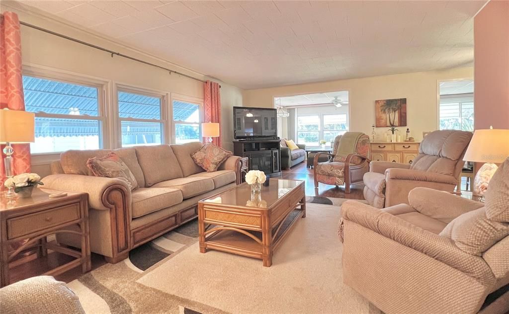 Active With Contract: $249,900 (2 beds, 2 baths, 1372 Square Feet)