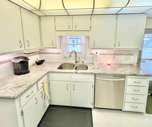 Active With Contract: $249,900 (2 beds, 2 baths, 1372 Square Feet)