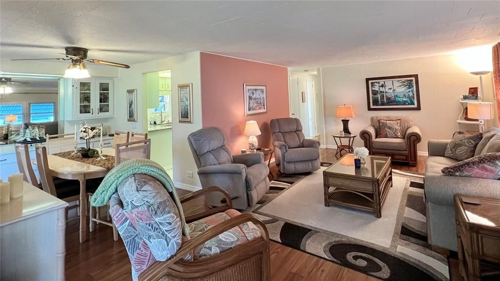 Active With Contract: $249,900 (2 beds, 2 baths, 1372 Square Feet)