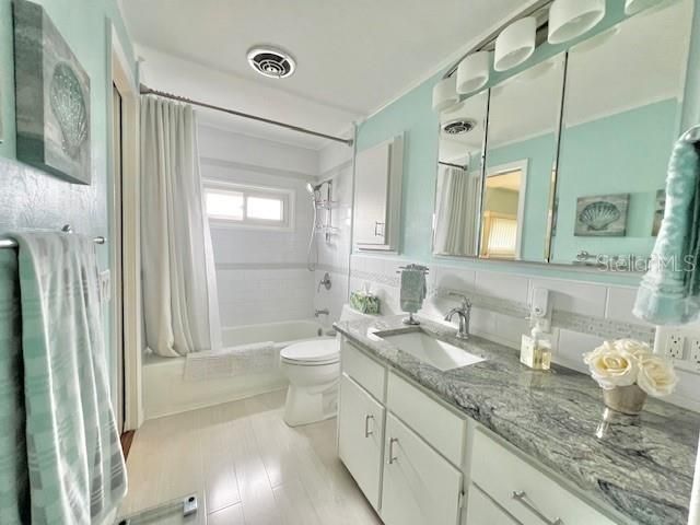 Active With Contract: $249,900 (2 beds, 2 baths, 1372 Square Feet)