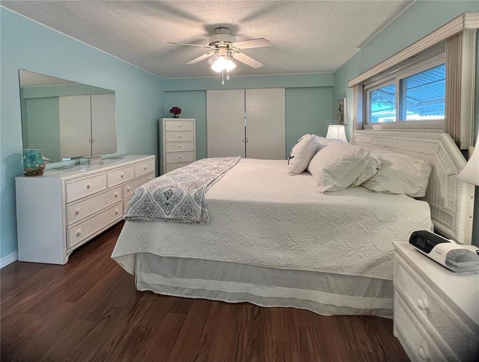 Active With Contract: $249,900 (2 beds, 2 baths, 1372 Square Feet)