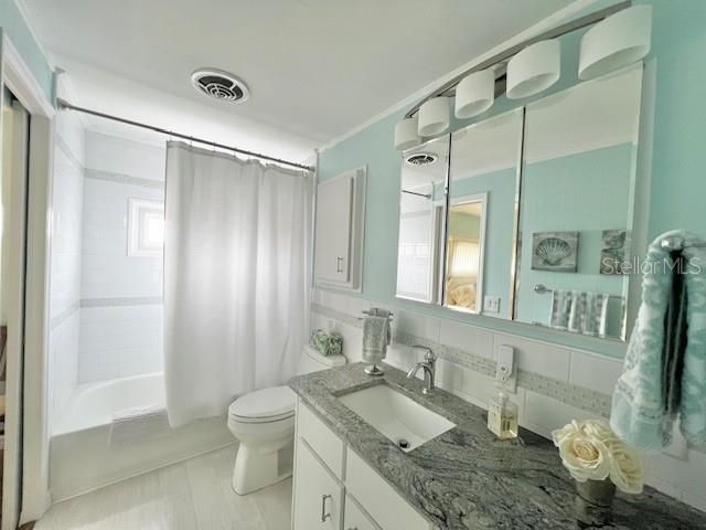 Active With Contract: $249,900 (2 beds, 2 baths, 1372 Square Feet)