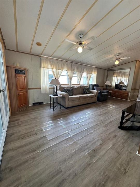 Active With Contract: $90,000 (2 beds, 2 baths, 408 Square Feet)