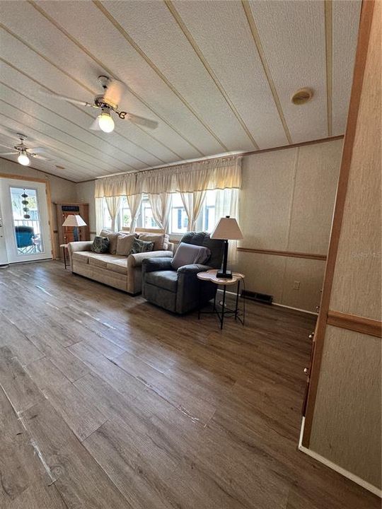 Active With Contract: $90,000 (2 beds, 2 baths, 408 Square Feet)