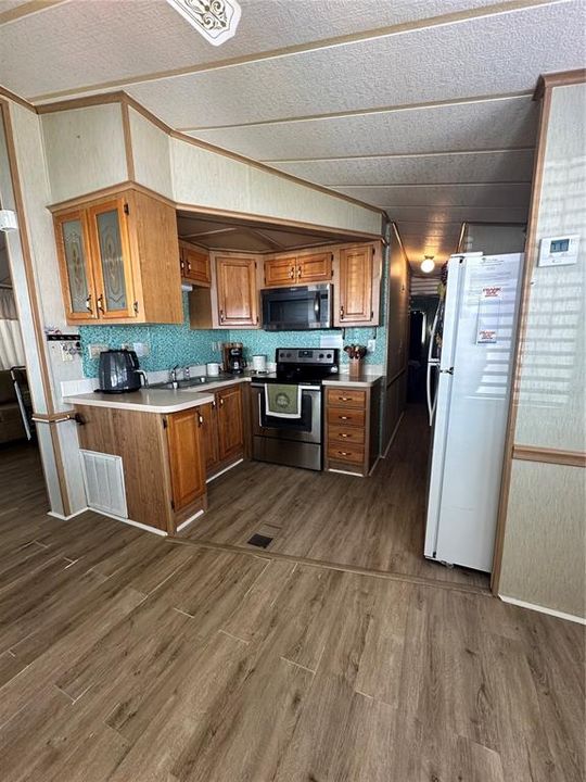 Active With Contract: $90,000 (2 beds, 2 baths, 408 Square Feet)