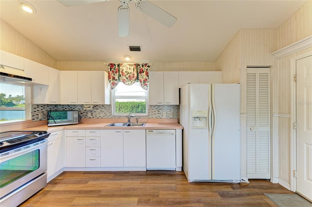 For Sale: $425,000 (2 beds, 2 baths, 1537 Square Feet)