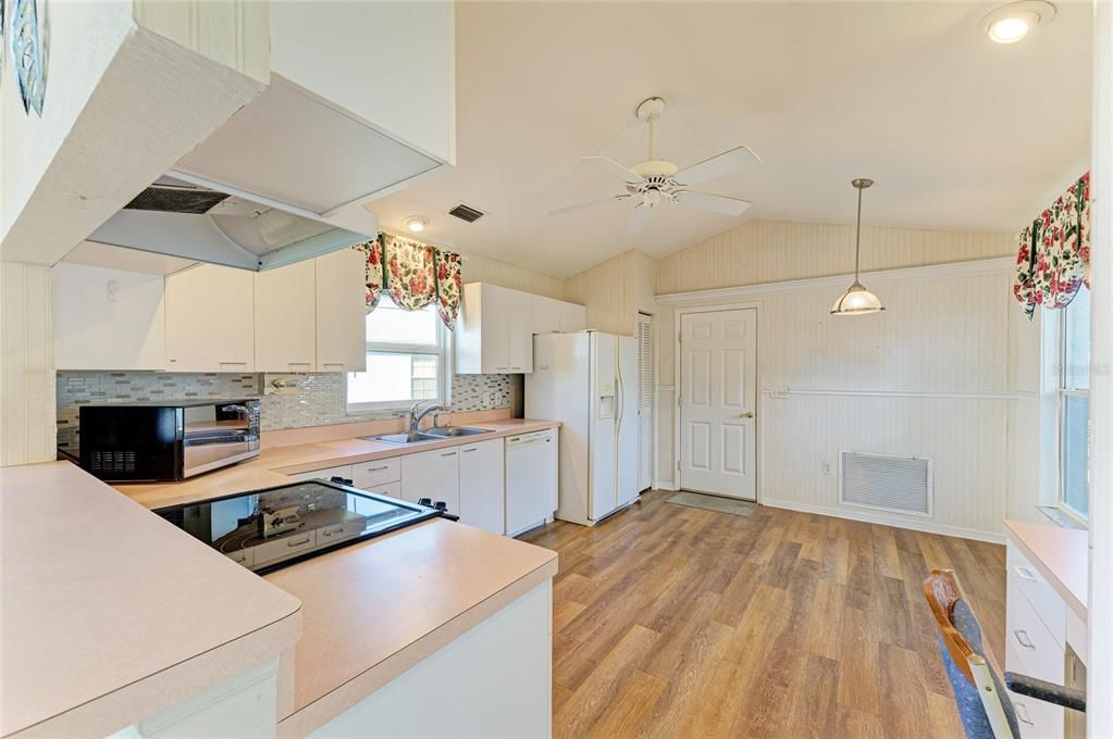 For Sale: $425,000 (2 beds, 2 baths, 1537 Square Feet)