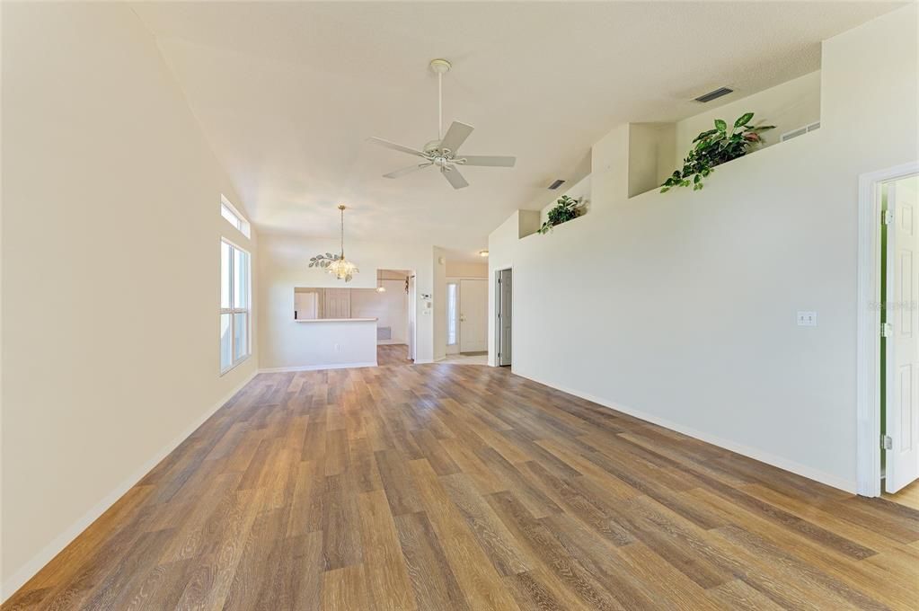 For Sale: $425,000 (2 beds, 2 baths, 1537 Square Feet)