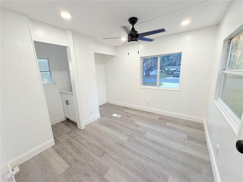 待售: $94,900 (2 贝兹, 2 浴室, 672 平方英尺)