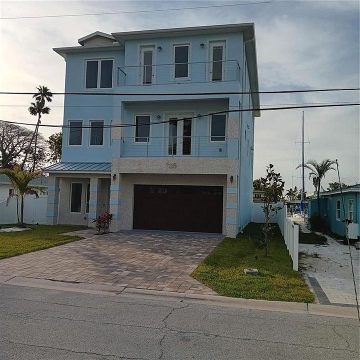 待售: $1,295,000 (0.14 acres)