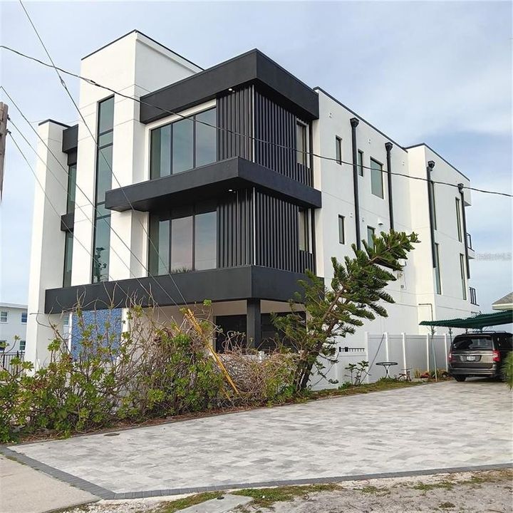 待售: $1,295,000 (0.14 acres)