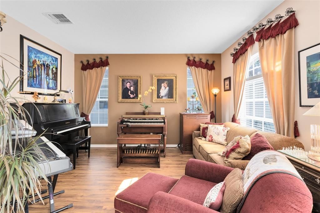 En Venta: $679,000 (5 camas, 3 baños, 3232 Pies cuadrados)