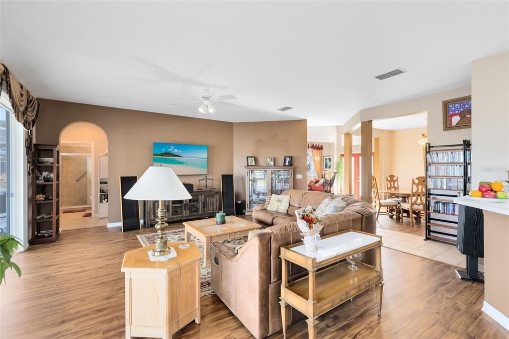 En Venta: $679,000 (5 camas, 3 baños, 3232 Pies cuadrados)