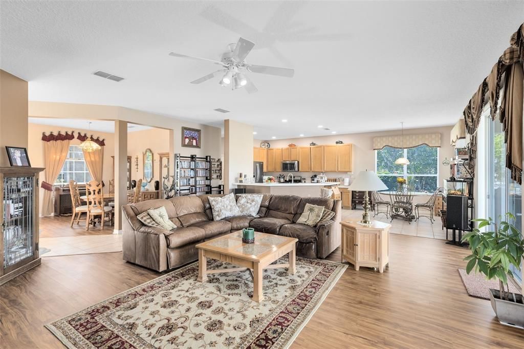 En Venta: $679,000 (5 camas, 3 baños, 3232 Pies cuadrados)