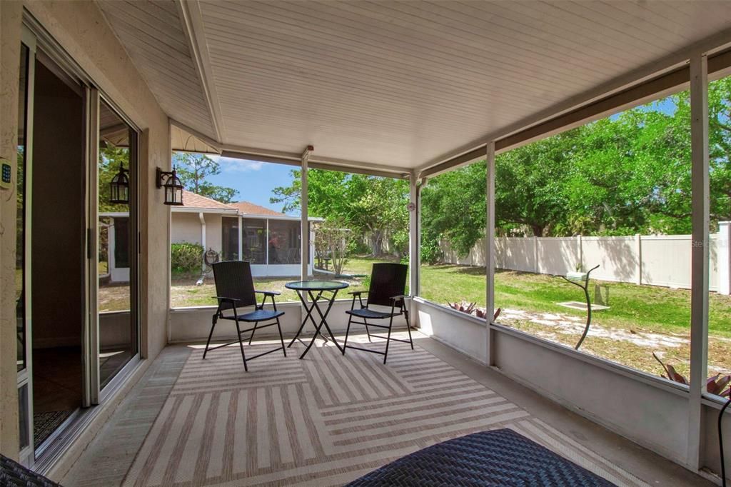 For Sale: $275,000 (2 beds, 2 baths, 936 Square Feet)