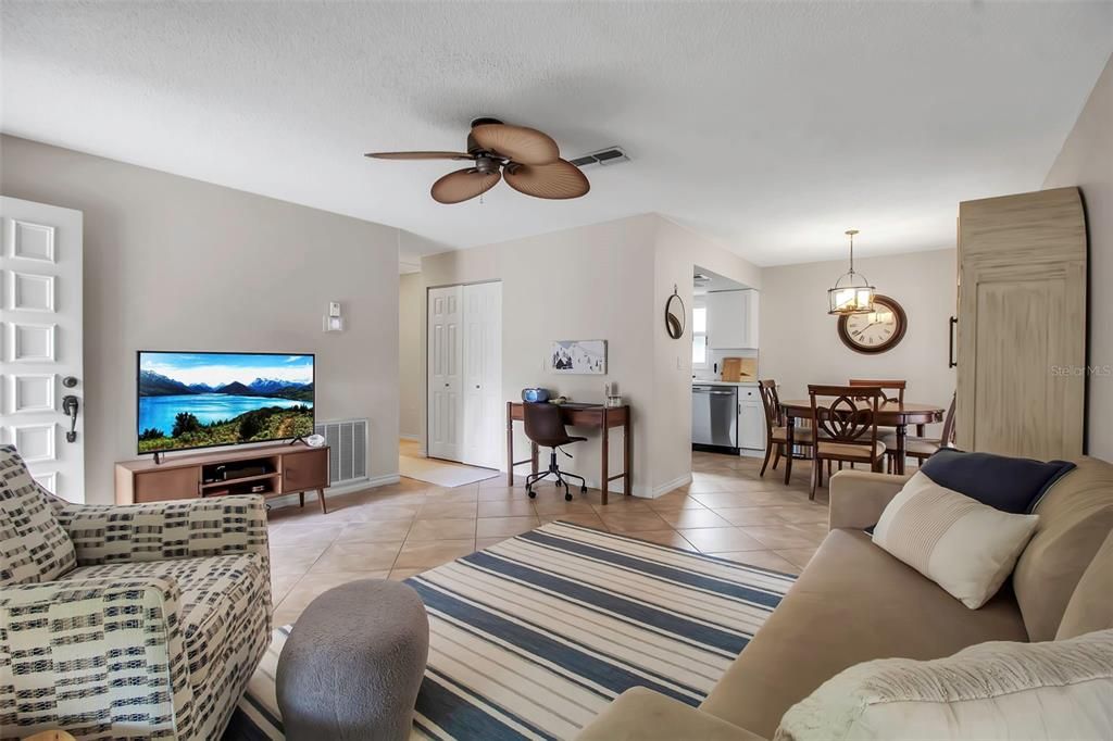 For Sale: $275,000 (2 beds, 2 baths, 936 Square Feet)