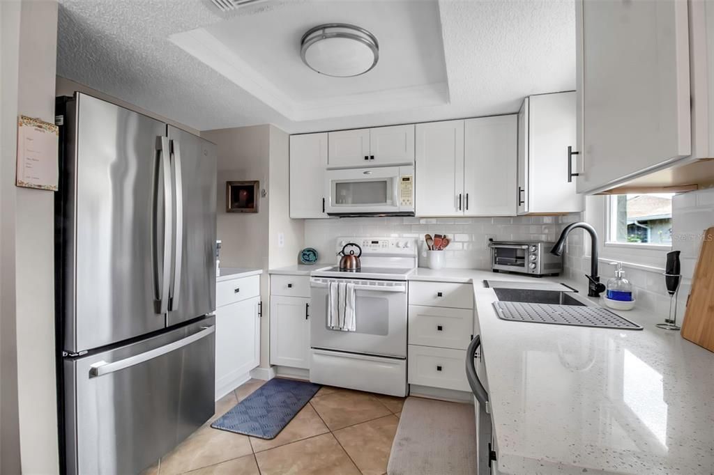 For Sale: $275,000 (2 beds, 2 baths, 936 Square Feet)