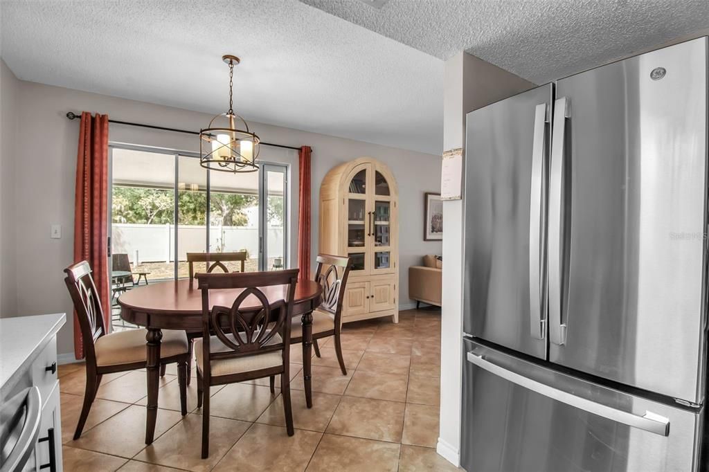 For Sale: $275,000 (2 beds, 2 baths, 936 Square Feet)