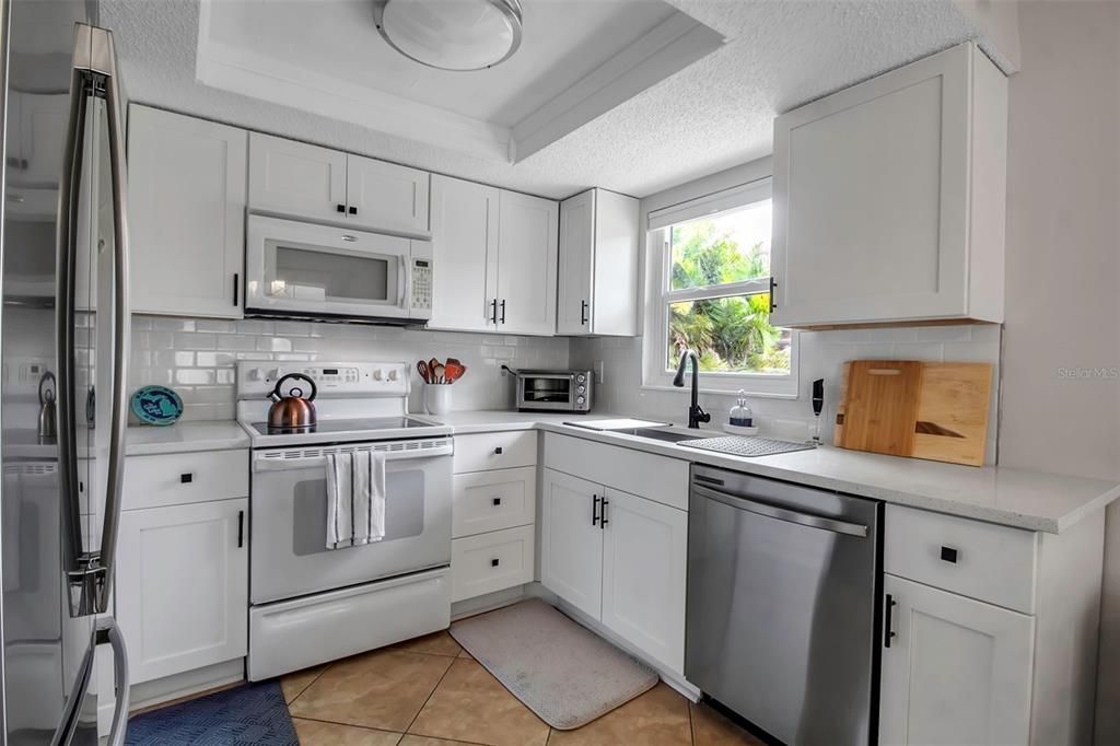 For Sale: $275,000 (2 beds, 2 baths, 936 Square Feet)