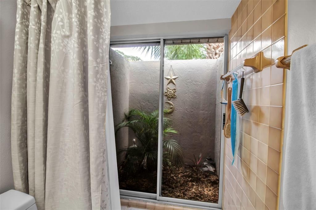 For Sale: $275,000 (2 beds, 2 baths, 936 Square Feet)