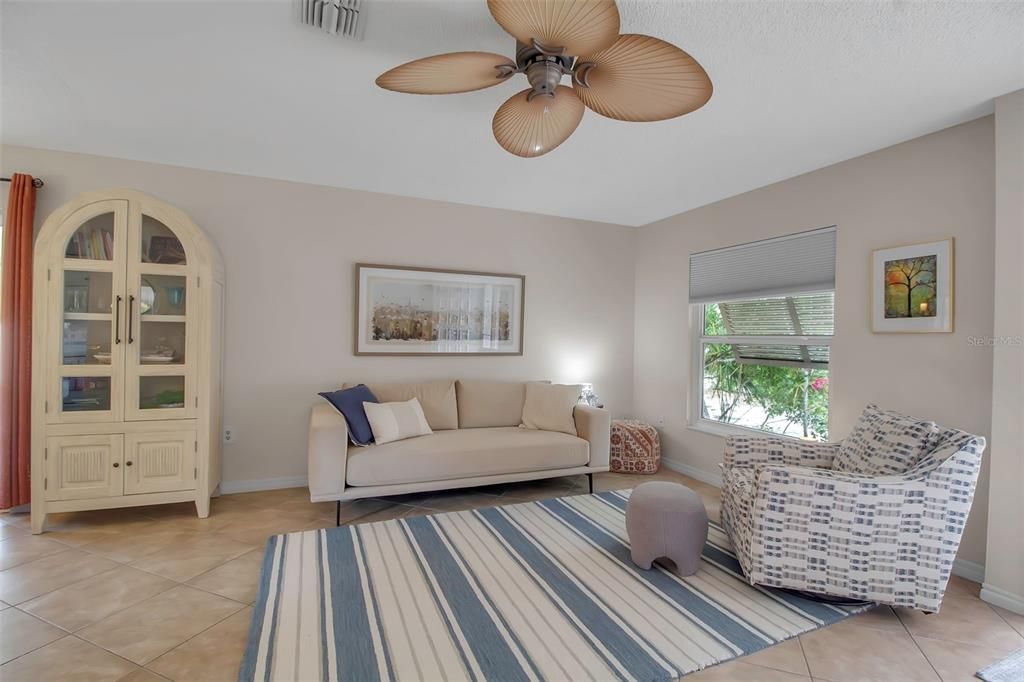 For Sale: $275,000 (2 beds, 2 baths, 936 Square Feet)