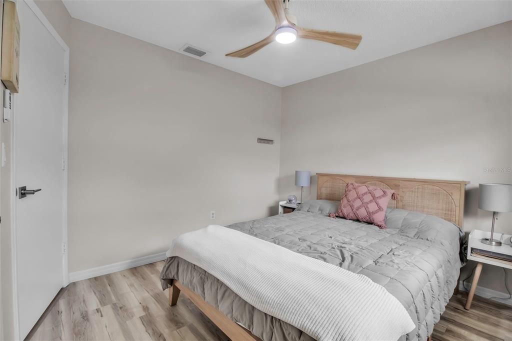 For Sale: $275,000 (2 beds, 2 baths, 936 Square Feet)