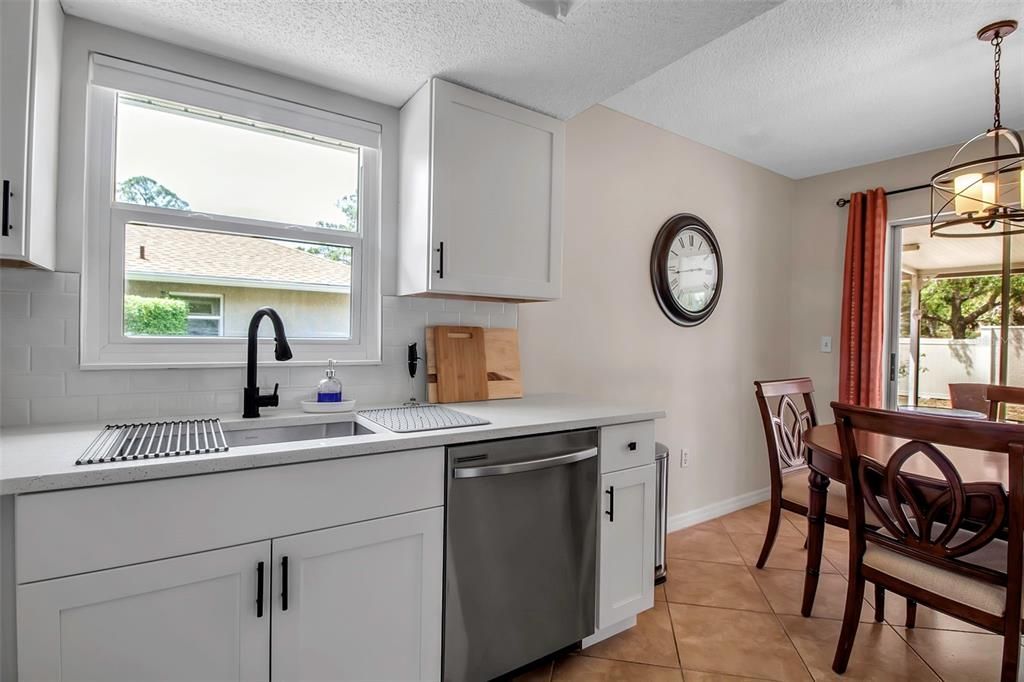 For Sale: $275,000 (2 beds, 2 baths, 936 Square Feet)