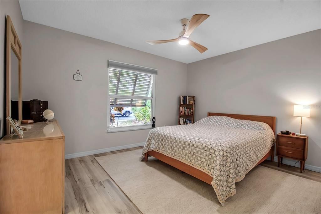 For Sale: $275,000 (2 beds, 2 baths, 936 Square Feet)