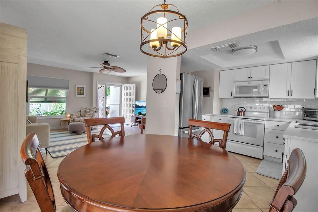 For Sale: $275,000 (2 beds, 2 baths, 936 Square Feet)