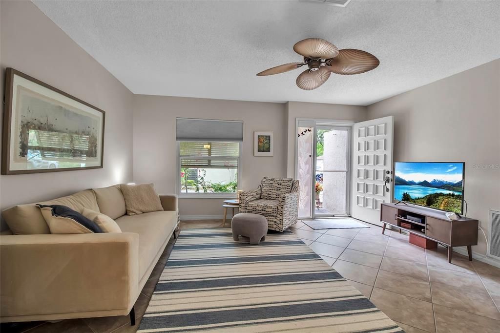 For Sale: $275,000 (2 beds, 2 baths, 936 Square Feet)