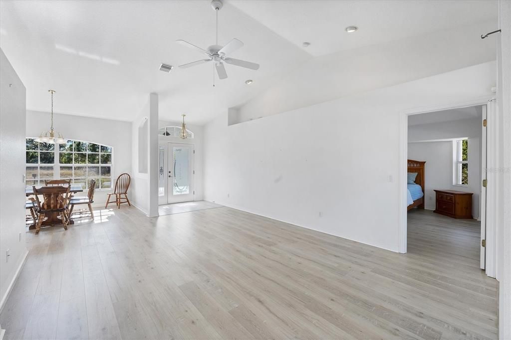 Active With Contract: $319,000 (3 beds, 2 baths, 1604 Square Feet)