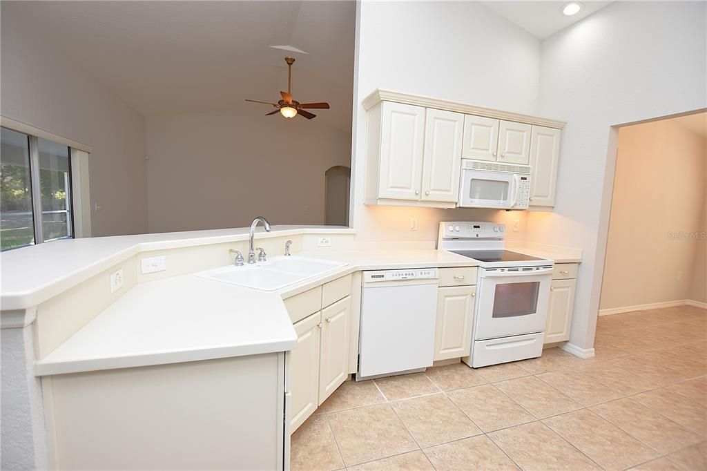 Под контрактом: $309,000 (3 спален, 2 ванн, 1959 Квадратных фут)