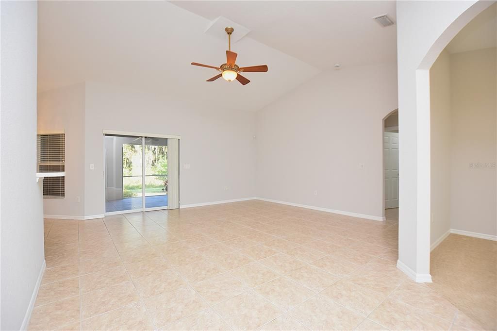 Под контрактом: $309,000 (3 спален, 2 ванн, 1959 Квадратных фут)