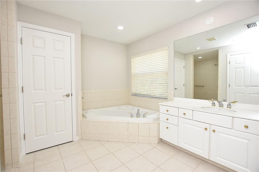 Под контрактом: $309,000 (3 спален, 2 ванн, 1959 Квадратных фут)