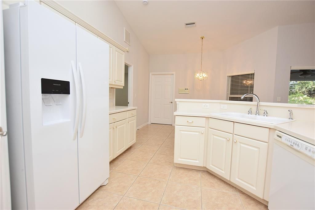 Под контрактом: $309,000 (3 спален, 2 ванн, 1959 Квадратных фут)