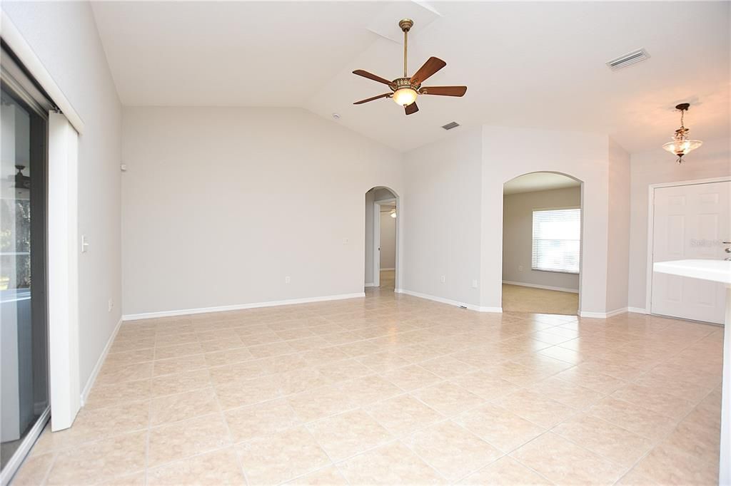 Под контрактом: $309,000 (3 спален, 2 ванн, 1959 Квадратных фут)