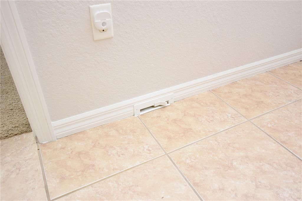 Под контрактом: $309,000 (3 спален, 2 ванн, 1959 Квадратных фут)