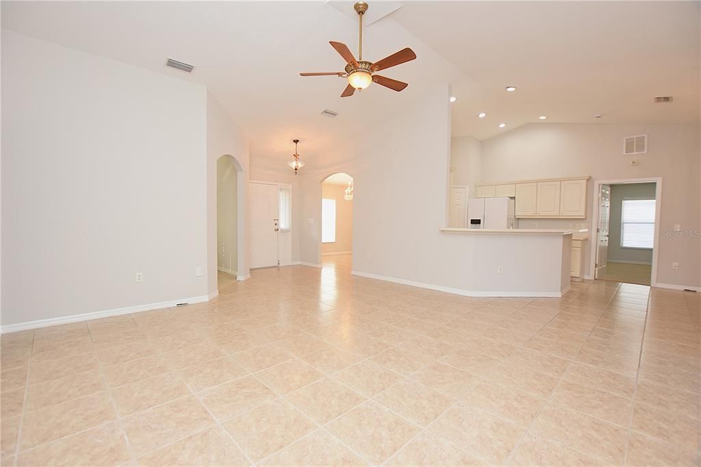 Под контрактом: $309,000 (3 спален, 2 ванн, 1959 Квадратных фут)